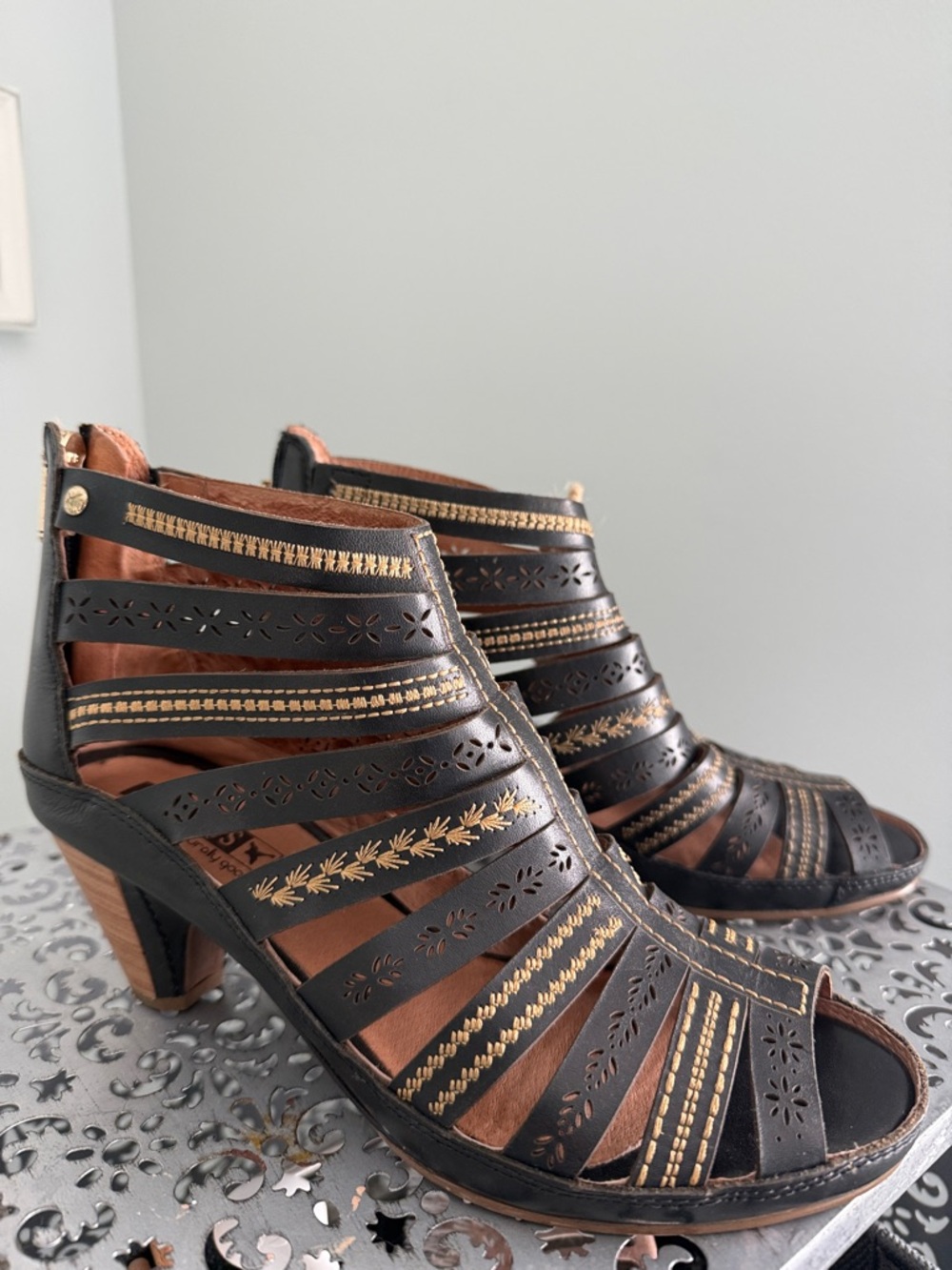 Pinkolinos sandals